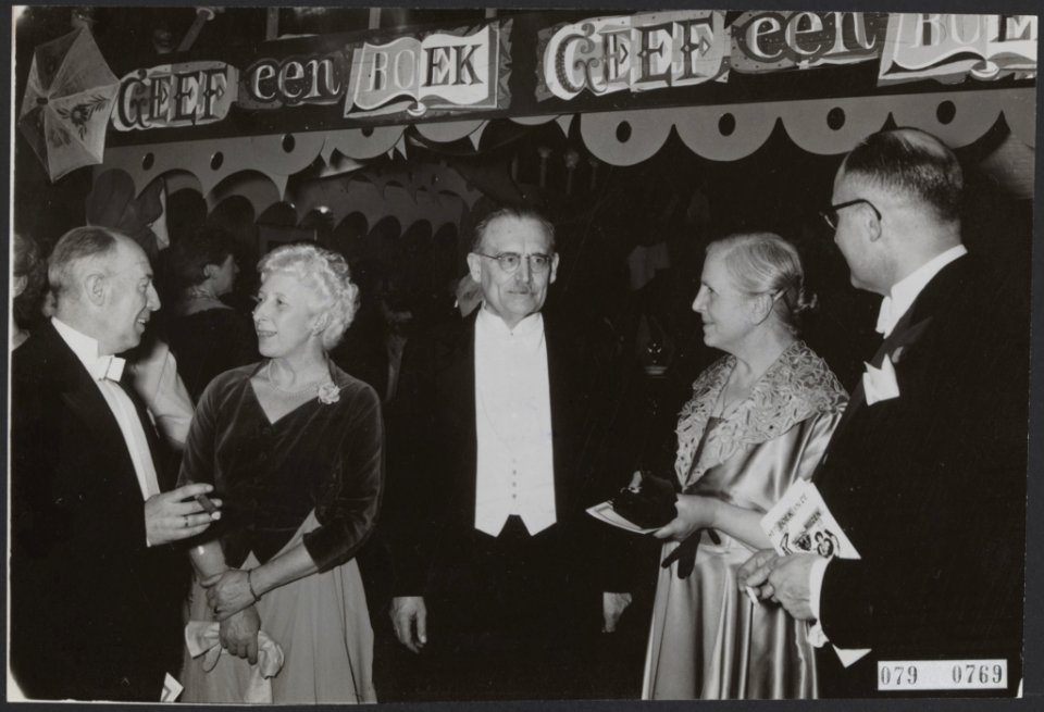 Opening van de 20ste Boekenweek in de Stadsschouwburg te Amsterdam. Leuze Geef , Bestanddeelnr 079-0769