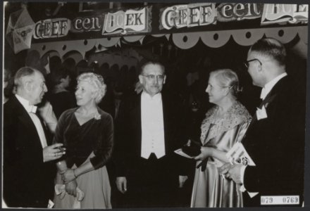 Opening van de 20ste Boekenweek in de Stadsschouwburg te Amsterdam. Leuze Geef , Bestanddeelnr 079-0769