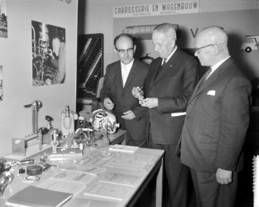 Opening tentoonstelling over vakopleiding in bedrijven. Links A. S. Herfst , rec, Bestanddeelnr 912-3339