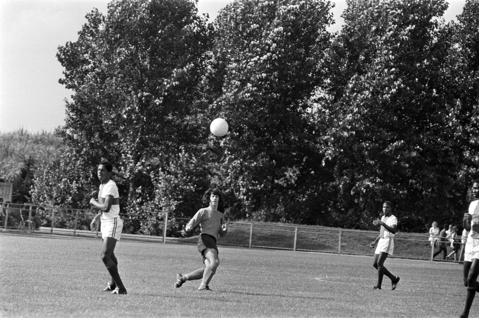 Opening Koninkrijksspelen door Prins Claus op AFC-terrein te Amsterdam, voetbal…, Bestanddeelnr 924-7782