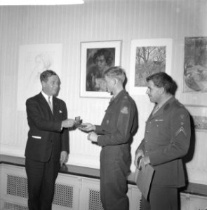Opening tentoonstelling Militair met Palet en Camera ir J H Visser reikt pr, Bestanddeelnr 911-7652
