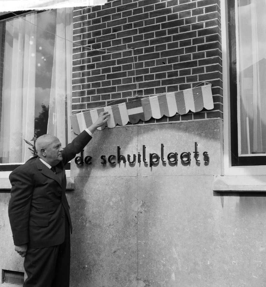 Opening tehuis voor geestelijk gehandicapten De Schuilplaats te Rotterdam. Man, Bestanddeelnr 912-6058