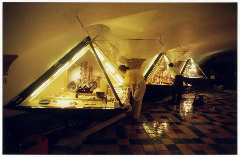 Opgravingsresten van Huis ter Kleef uitgestald in het Archeologisch Museum in de Vleeshal. NL-HlmNHA 54036135