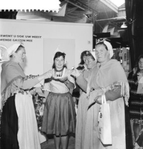 Opening tentoonstelling Spijs en Draak in Den Haag . Meisje geeft Volendamster, Bestanddeelnr 912-9082