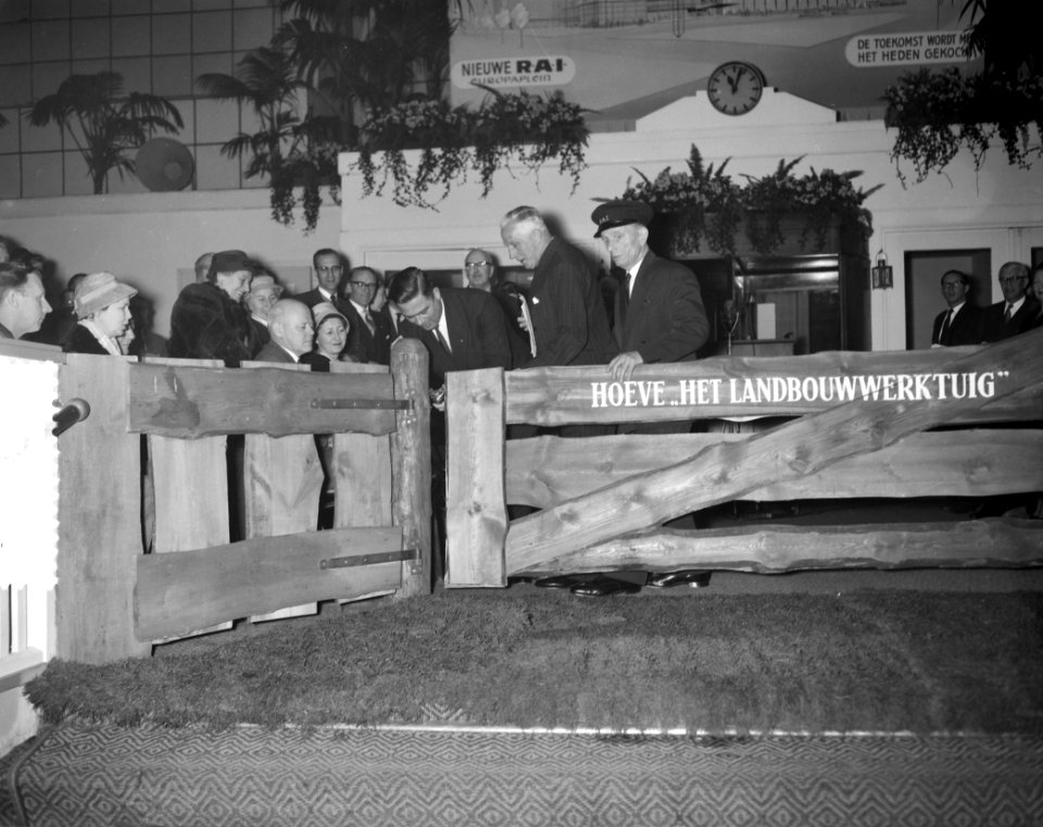 Opening Het Landbouwwerktuig door Minister Marijnen de Minister op tractor, Bestanddeelnr 910-9535