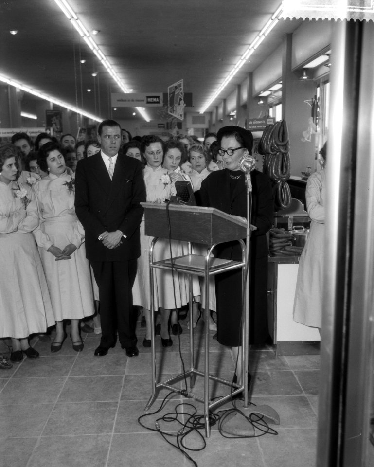 Opening HEMA in Amsterdam-West door mevrouw van Hall, Bestanddeelnr 909-4216