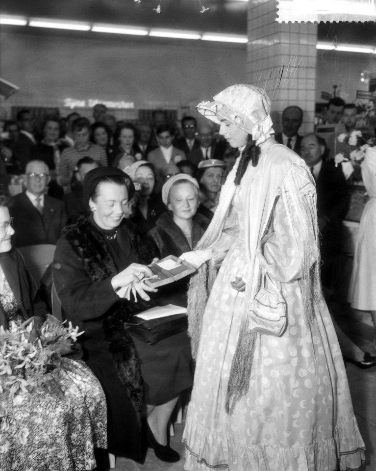 Opening HEMA in Amsterdam-West door mevrouw van Hall, Bestanddeelnr 909-4215