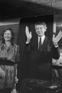 Opgewekte Wim Kok met zijn echtgenote, Bestanddeelnr 934-4956