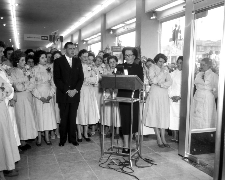 Opening HEMA in Amsterdam-West door mevrouw van Hall, Bestanddeelnr 909-4211