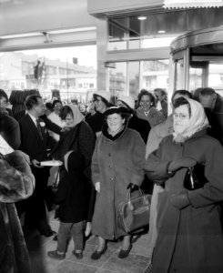 Opening HEMA in Amsterdam-West door mevrouw van Hall, Bestanddeelnr 909-4213