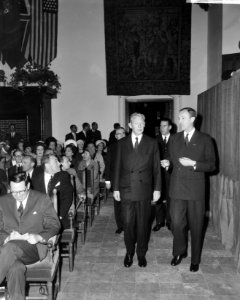 Opening NATO conferentie te Den Haag , binnenkomst in zaal van Coure de Murville, Bestanddeelnr 916-4278