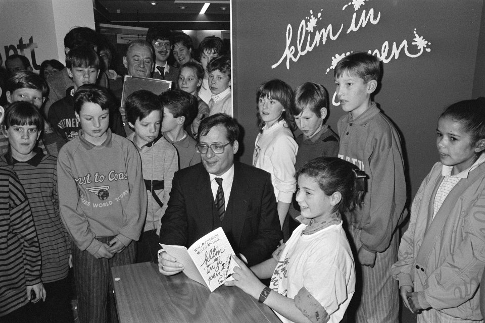 Opening Nationale Onderwijstentoonstelling door staatsecretaris van Onderwijs mr, Bestanddeelnr 933-8792