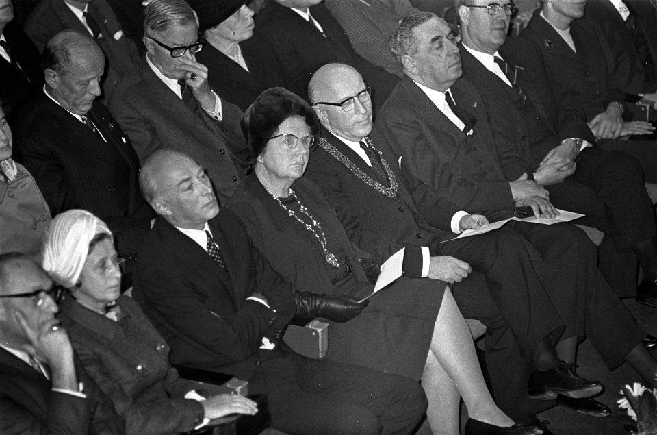 Opening IJ tunnel door koningin Juliana vlnr mevrouw Samkalden , Minister Ba, Bestanddeelnr 921-8102