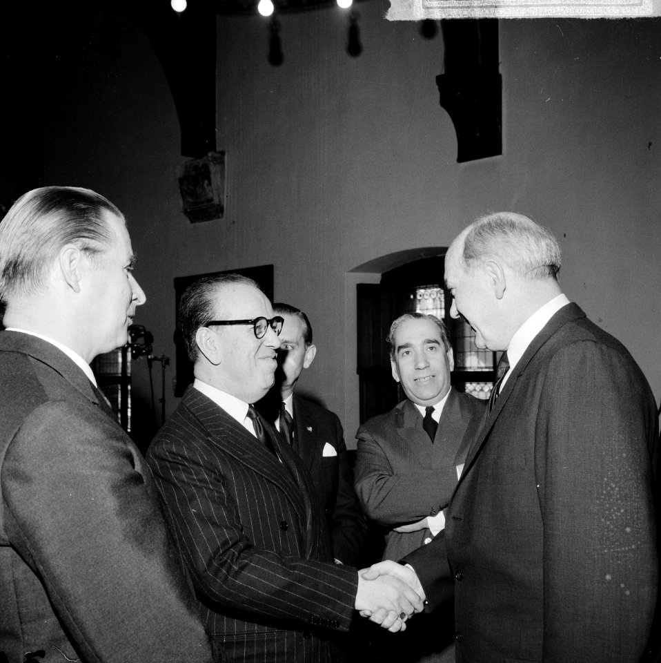 Opening NATO conferentie te Den Haag , begroeting links Schroder, midden Erkin e, Bestanddeelnr 916-4272