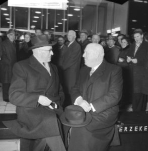 Opening nieuw gebouw van de Utrechtse Verzekering in Rotterdam Burgemeester van, Bestanddeelnr 913-2094