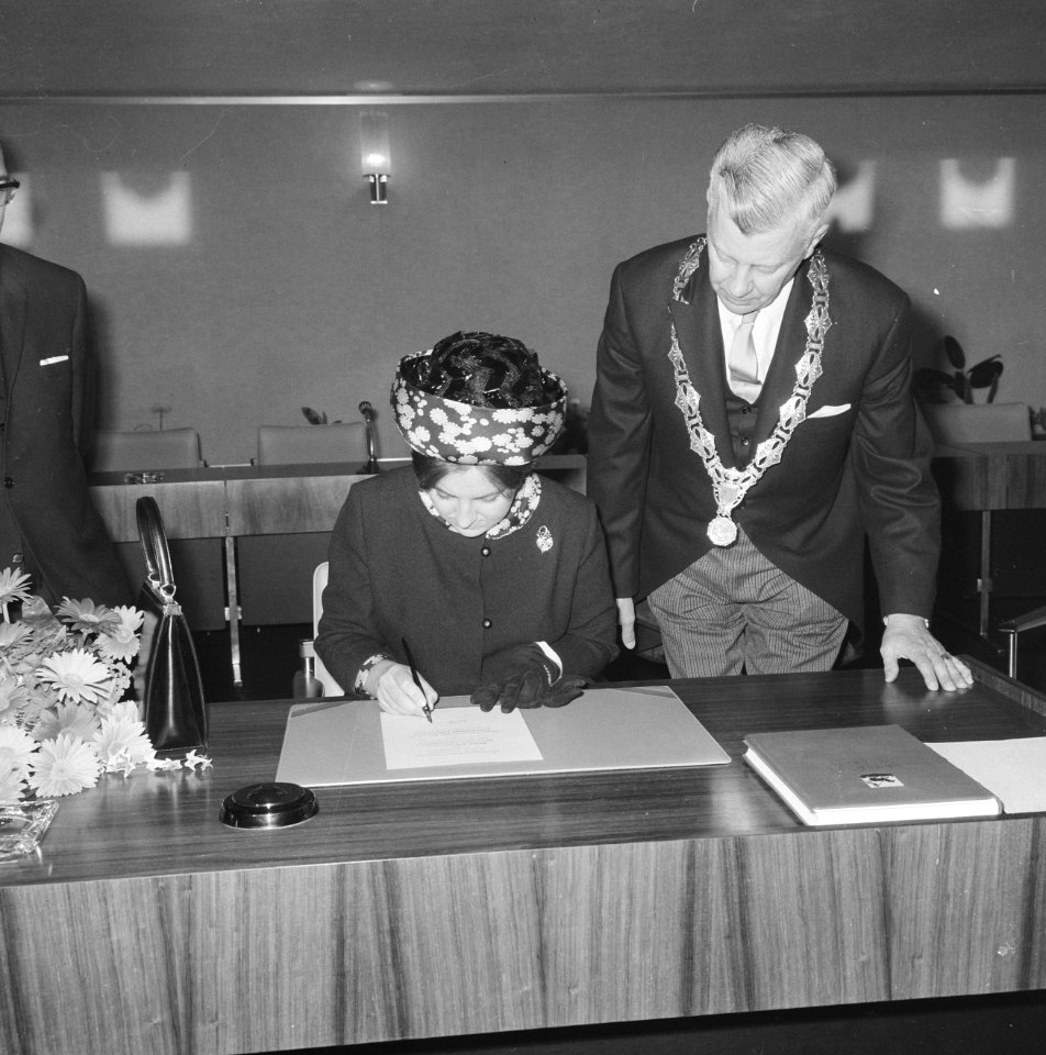 Opening Nieuw Stadhuis te Velsen door prinses Margriet , prinses Margriet zet ha, Bestanddeelnr 918-2213