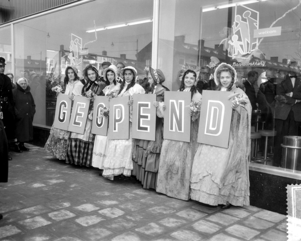 Opening HEMA in Amsterdam-West door mevrouw van Hall, Bestanddeelnr 909-4214