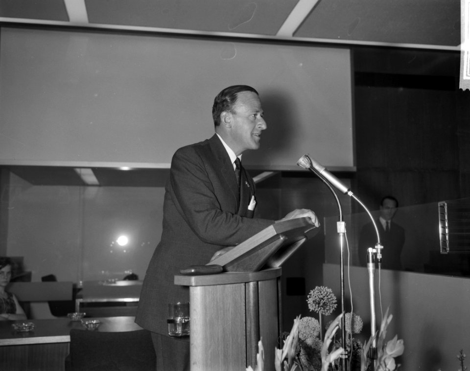 Opening nieuw passagebureau KLM Dr E H van den Beugel , president directeur , Bestanddeelnr 912-7793