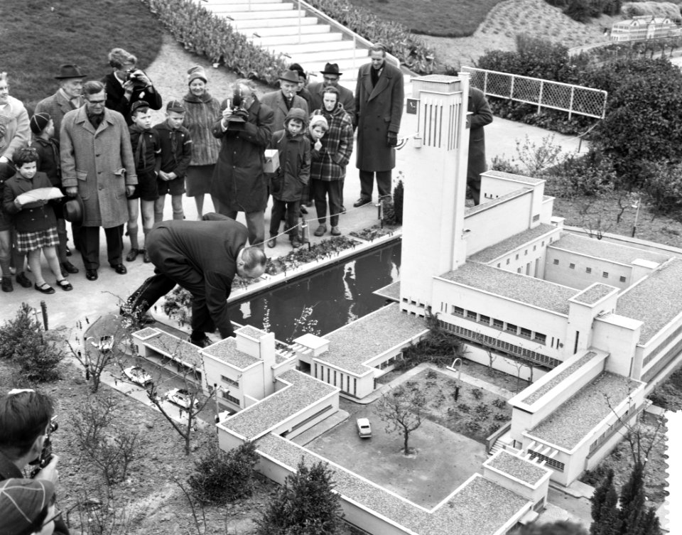 Opening Madurodam door Minister van Binnenlandse Zaken Mr. E. H. Toxopeus . Mini, Bestanddeelnr 912-2854