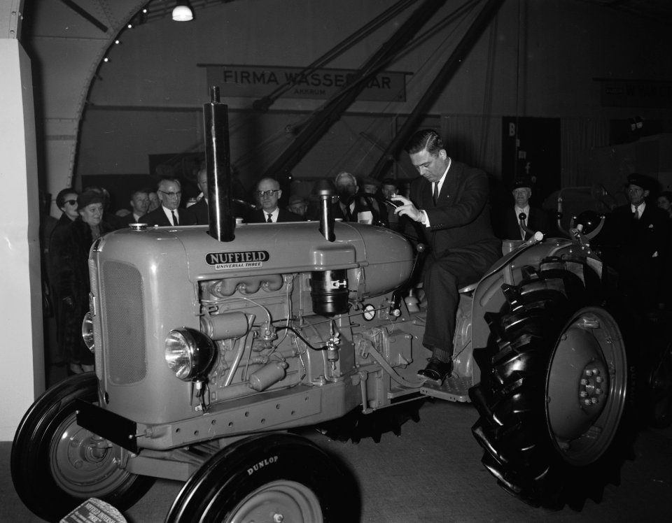 Opening Het Landbouwwerktuig door Minister Marijnen de Minister op tractor, Bestanddeelnr 910-9534