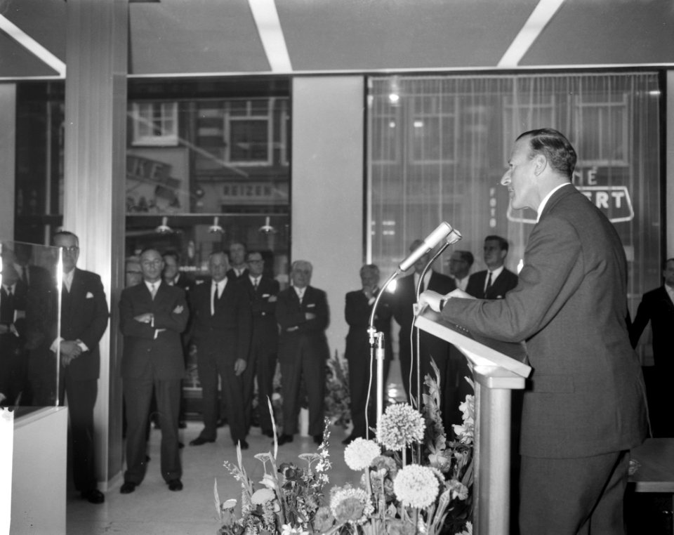 Opening nieuw passagebureau KLM Dr E H van den Beugel , president directeur , Bestanddeelnr 912-7792
