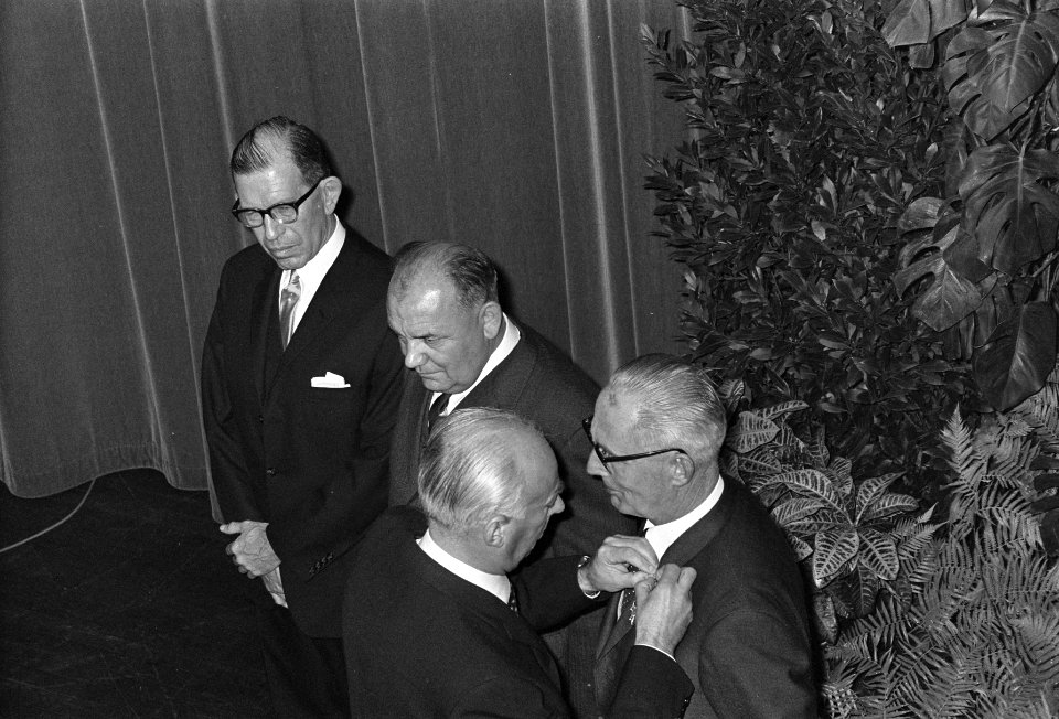 Opening IJ tunnel door koningin Juliana Minister Bakker reikt onderscheidingen u, Bestanddeelnr 921-8103
