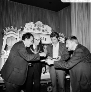 Opening IBM-schaaktoernooi in Hiltonhotel te Amsterdam, voor draaiorgel vlnr, Bestanddeelnr 926-5485