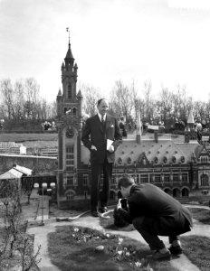 Opening Madurodam door Minister van Buitenlandse Zaken mr J M A N Luns, Bestanddeelnr 911-1470