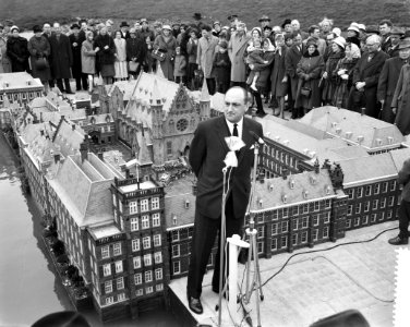 Opening Madurodam door Minister van Binnenlandse Zaken Mr. E. H. Toxopeus, Bestanddeelnr 912-2852