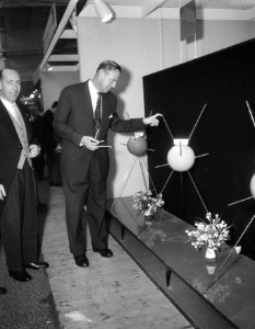 Opening Internationale kunststoffenbeurs Marco Plastic door Drs J F H Kwas, Bestanddeelnr 909-1064