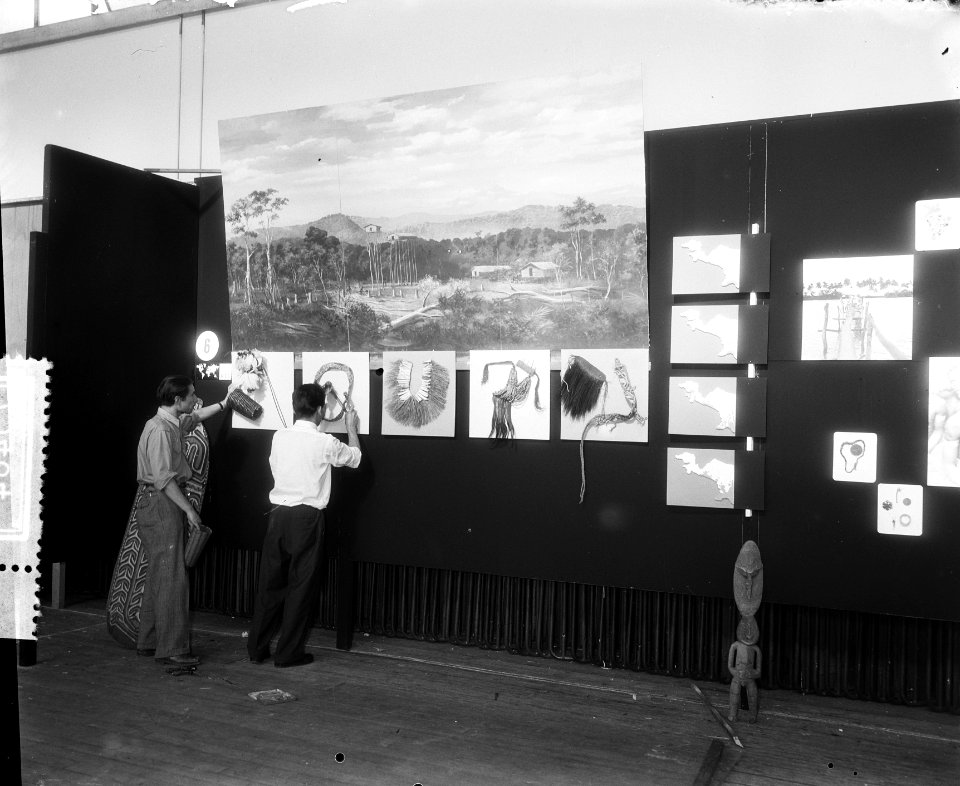 Opening Missietentoonstelling Amate Amsterdam, inrichten stands, Bestanddeelnr 907-3464