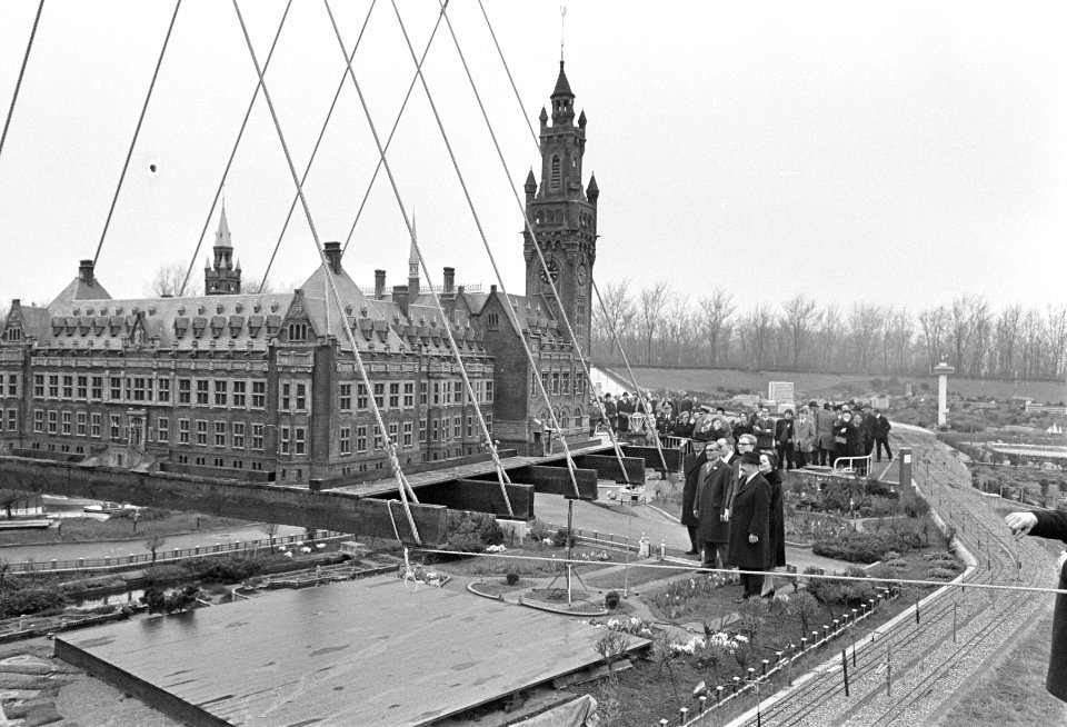 Opening Madurodam, het Vredespaleis in de takels, Bestanddeelnr 920-1786