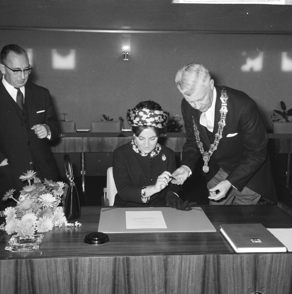 Opening Nieuw Stadhuis te Velsen door prinses Margriet, Bestanddeelnr 918-2218