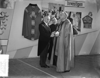 Opening Missietentoonstelling Amate Amsterdam, Mgr. Huibers opent tentoonstellin, Bestanddeelnr 907-3466 photo