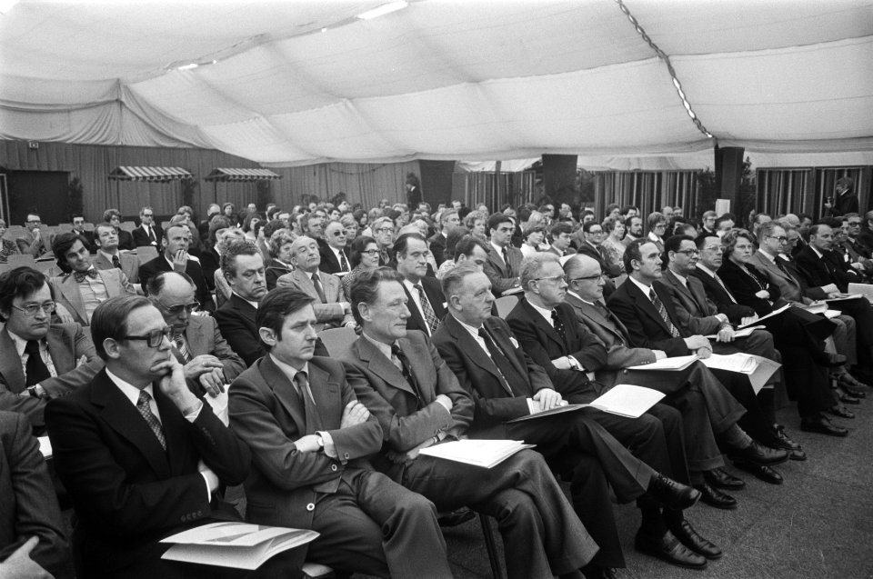 Opening nieuw hoofdkantoor groep Buhrmann-Tetterode (Paalbergweg-Brulwijk), Bestanddeelnr 928-5138