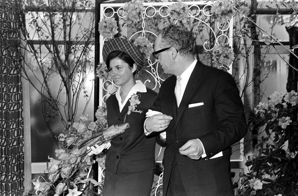 Opening Keukenhof, Minister Vrolijk met bloemenmeisje, Bestanddeelnr 918-9783