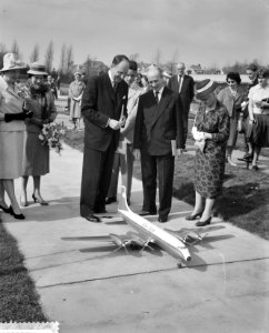 Opening Madurodam door Minister van Buitenlandse Zaken mr J M A N Luns, Bestanddeelnr 911-1476
