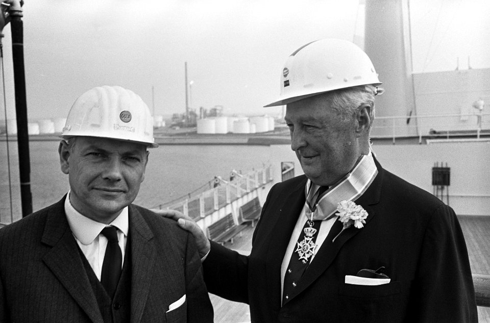 Opening Gulf olie Raffinaderij in Europoort, Minister Den Uyl (l) hangt presiden, Bestanddeelnr 918-2261