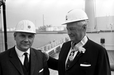 Opening Gulf olie Raffinaderij in Europoort, Minister Den Uyl (l) hangt presiden, Bestanddeelnr 918-2261