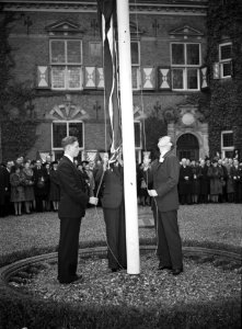 Opening Kasteel Nijenrode. Door het hijsen van de vlag verrichte Z.K.H. prins Be, Bestanddeelnr 901-9598