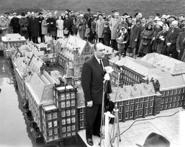 Opening Madurodam door Minister van Binnenlandse Zaken Mr. E. H. Toxopeus, Bestanddeelnr 912-2853