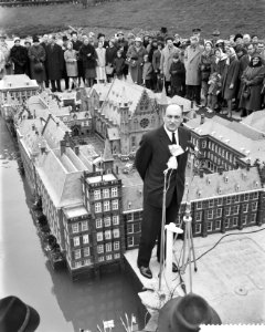 Opening Madurodam door Minister van Binnenlandse Zaken Mr. E. H. Toxopeus, Bestanddeelnr 912-2851