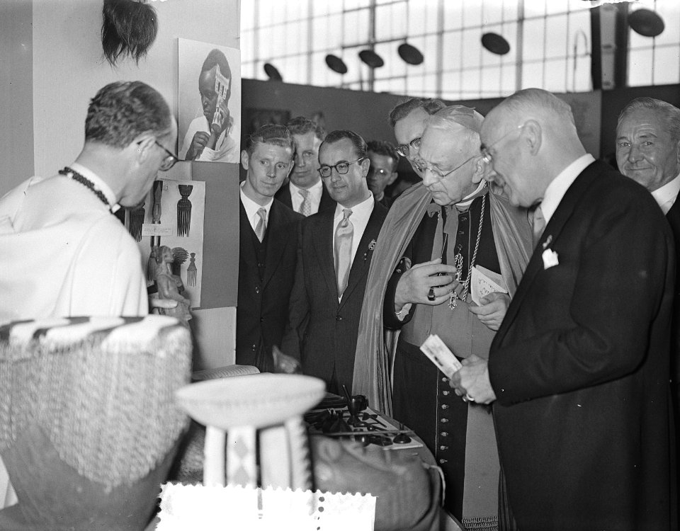 Opening Missietentoonstelling Amate Amsterdam, Mgr. Huibers op tentoonstelling, Bestanddeelnr 907-3474