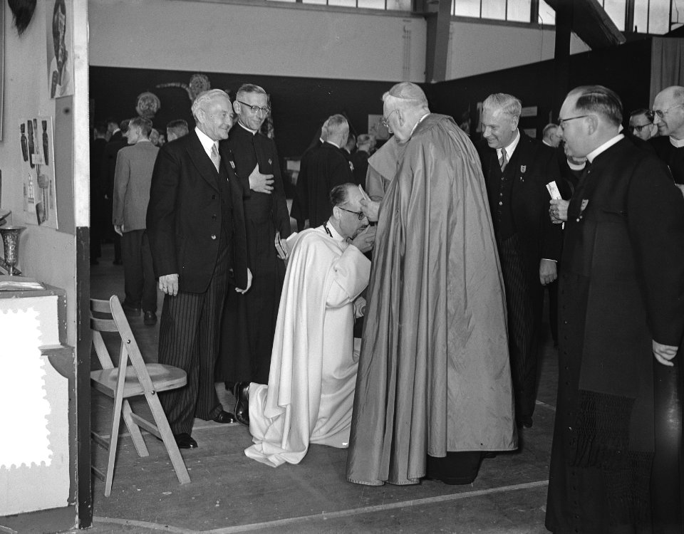 Opening Missietentoonstelling Amate Amsterdam, Mgr. Huibers op tentoonstelling, Bestanddeelnr 907-3473
