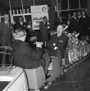 Opening Huishoudbeurs, Staatssecretaris C. Egas in wagentje, Bestanddeelnr 919-0307