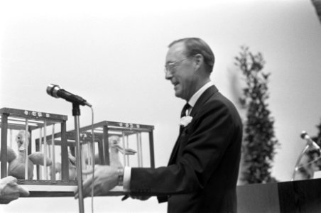 Opening hoofdkantoor Olvek van 1879 te den Haag Prins Bernhard ontvangt enige , Bestanddeelnr 921-9440