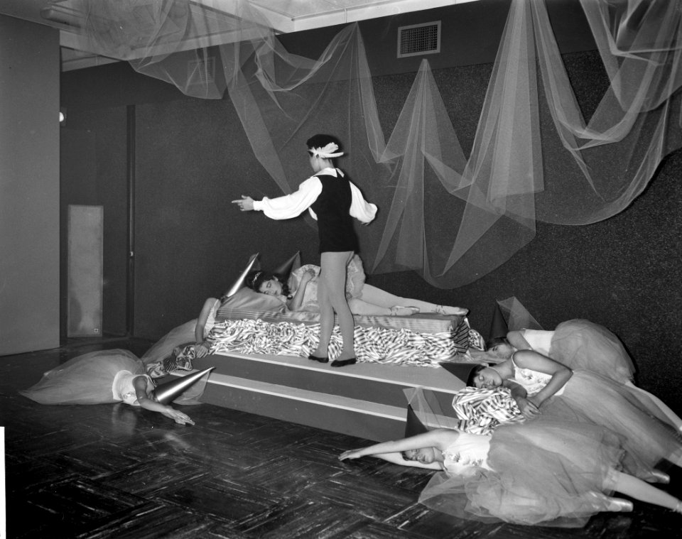 Opening Meubelvakbeurs in Rotterdam Balletgroepje danst de Schone Slaapster, Bestanddeelnr 913-1494