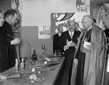 Opening Missietentoonstelling Amate Amsterdam, Mgr. Huibers opent tentoonstellin, Bestanddeelnr 907-3469