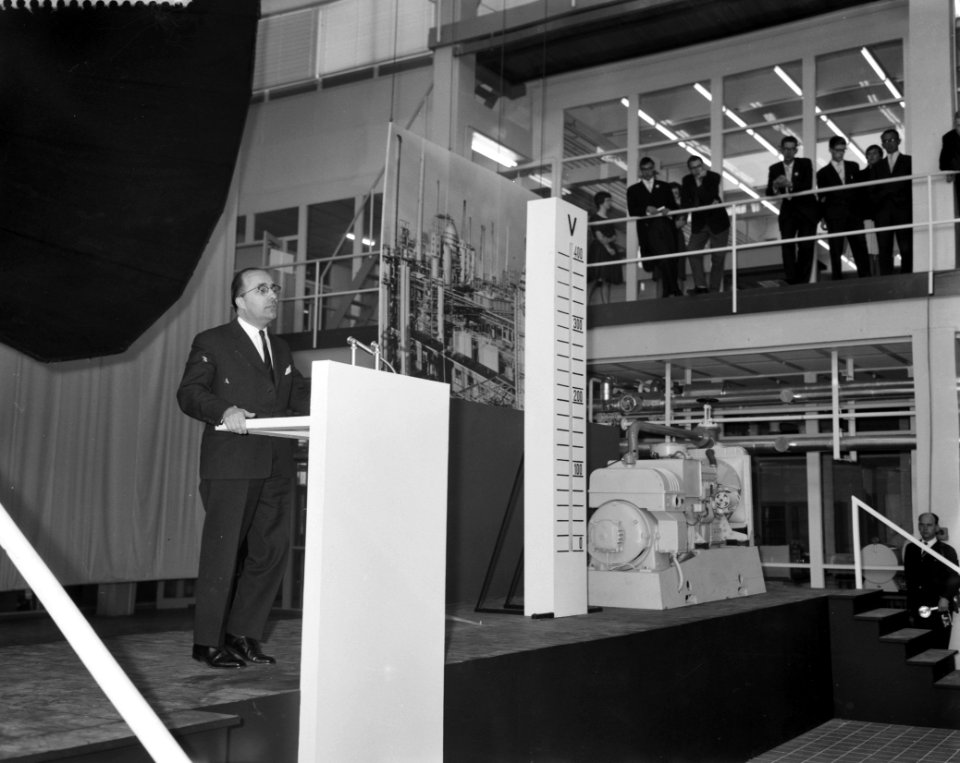 Opening hallen HTS Eindhoven, Minister Cals tijdens zijn rede, Bestanddeelnr 911-1945