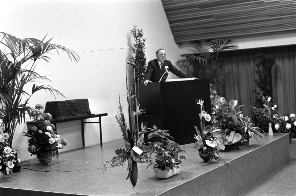 Opening hoofdkantoor Olvek van 1879 te den Haag Prins Bernhard tijdens toespra, Bestanddeelnr 921-9442